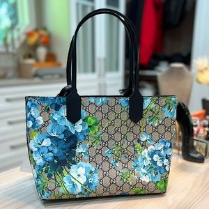 NEW Authentic Reversible Gucci Bloom Small Tote - 8”x10” Hydrangeas Blue Leather